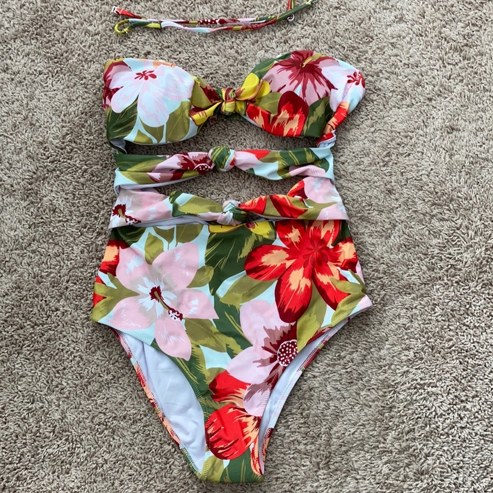 Beautiful Colors Swim suit Sz XL but fits as if Sz 12/14